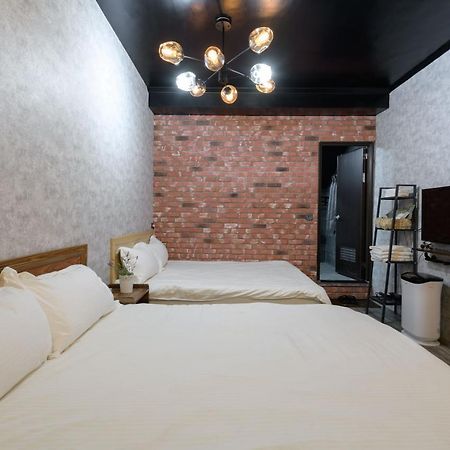 羅東夜市 小宅一生民宿 Night Market Small House Lifetime Hotel ليودونغ المظهر الخارجي الصورة