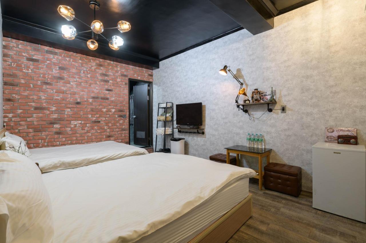 羅東夜市 小宅一生民宿 Night Market Small House Lifetime Hotel ليودونغ المظهر الخارجي الصورة
